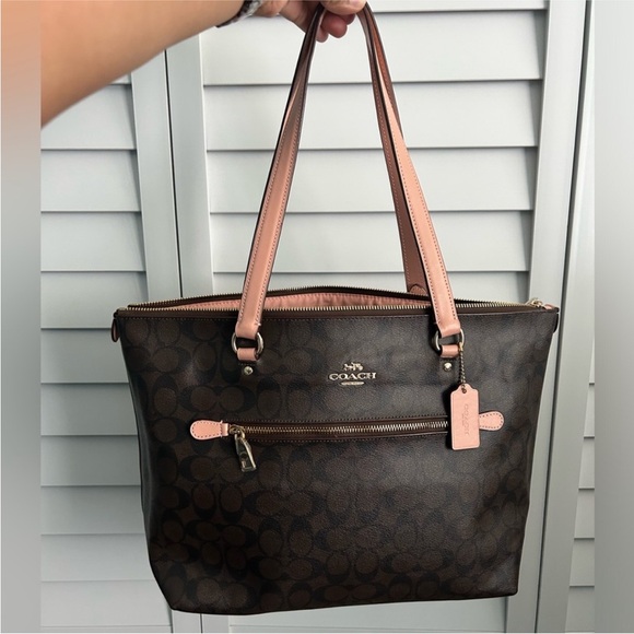 Coach Gallery tote in signature canvas
NWT brown with light pink - Picture 6 of 15
